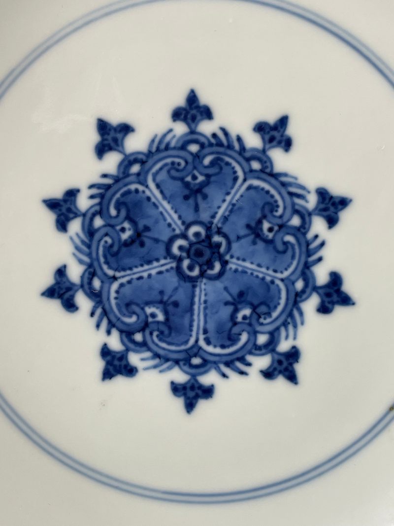 清乾隆 青花缠枝莲托八宝纹盘 - 图14