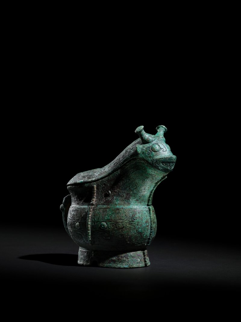 An exceptionally rare and important archaic bronze royal ritual wine vessel and cover, gong, Late Shang dynasty | 商末 青銅獸形觥 - 图5
