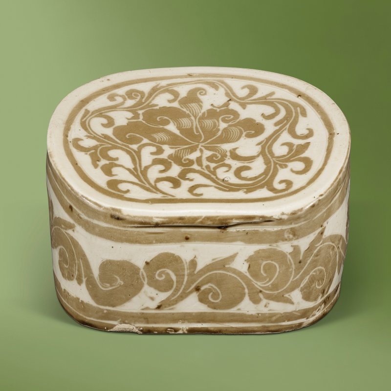 A DING SGRAFFIATO ‘PEONY’ BEAN-SHAPED PILLOW  CHINA, JIN DYNASTY (1115-1234) - 图1