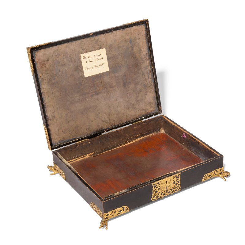 A LACQUERED-WOOD GILT-METAL MOUNTED DOCUMENT BOX  LACQUER: JAPAN, EDO PERIOD (17TH CENTURY), MOUNTS: NORTH EUROPE, 18TH-19TH CENTURY - 图2