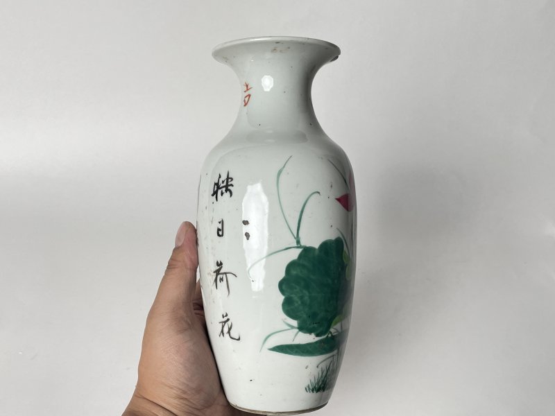晚清民国 粉彩荷花纹瓶 - 图4