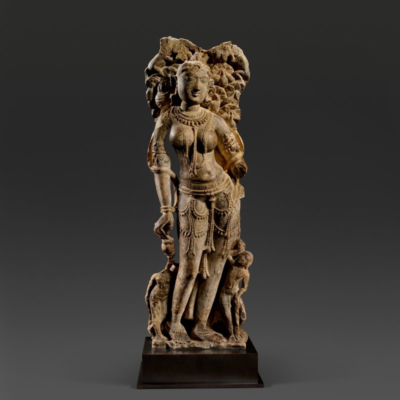 A MARBLE FIGURE OF A SURASUNDARI (CELESTIAL BEAUTY)  WESTERN INDIA, CIRCA 11TH CENTURY - 图1