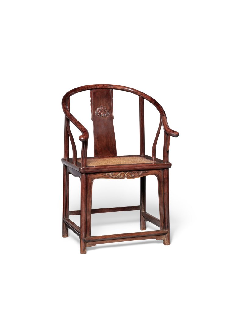 A RARE PAIR OF HUANGHUALI HORSESHOE-BACK ARMCHAIRS  CHINA, 17TH CENTURY - 图3