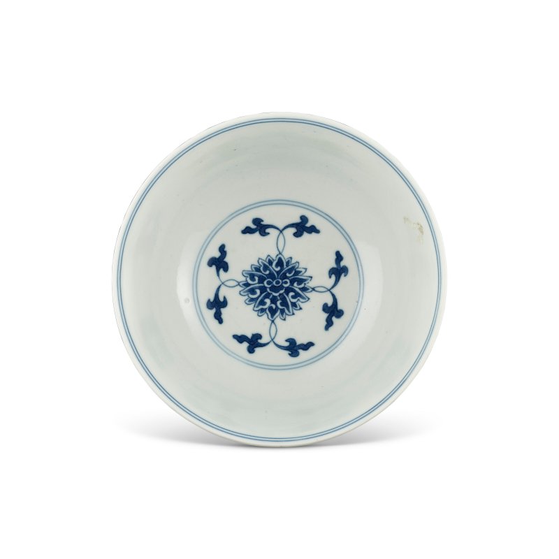 清道光 青花蓮紋盌 六字篆書款  DAOGUANG SIX-CHARACTER SEAL MARK IN UNDERGLAZE BLUE AND OF THE PERIOD (1821-1850) - 图2