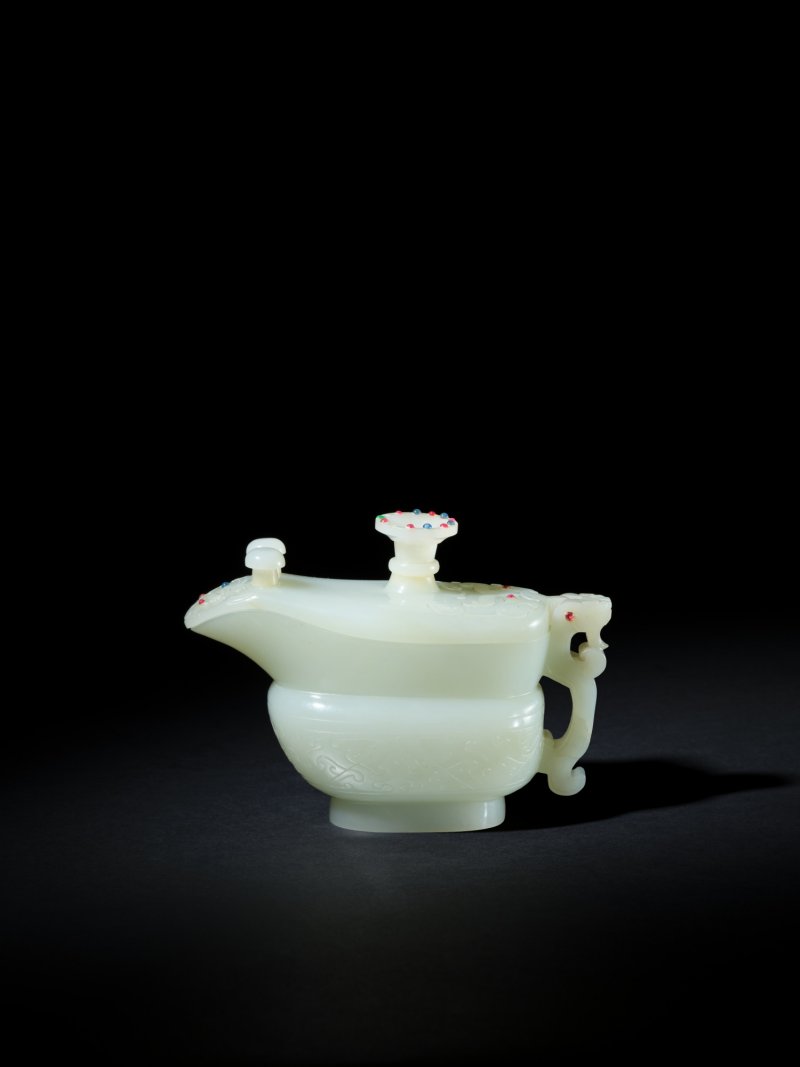 A rare imperially inscribed celadon jade archaistic vessel and cover, yi, Fanggu mark and period of Qianlong, dated to the bingshen year (1776) | 清乾隆丙申年（1776年）　御製御題詩青白玉夔匜 《大清乾隆仿古》款 - 图1