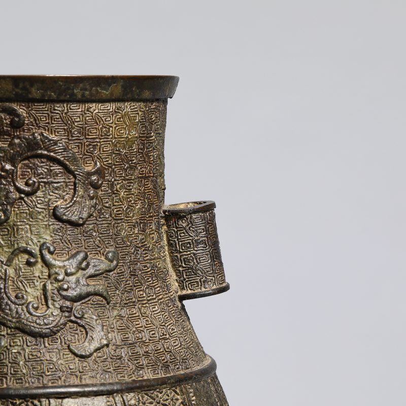 明 铜蕉叶夔龙纹贯耳尊 - 图6