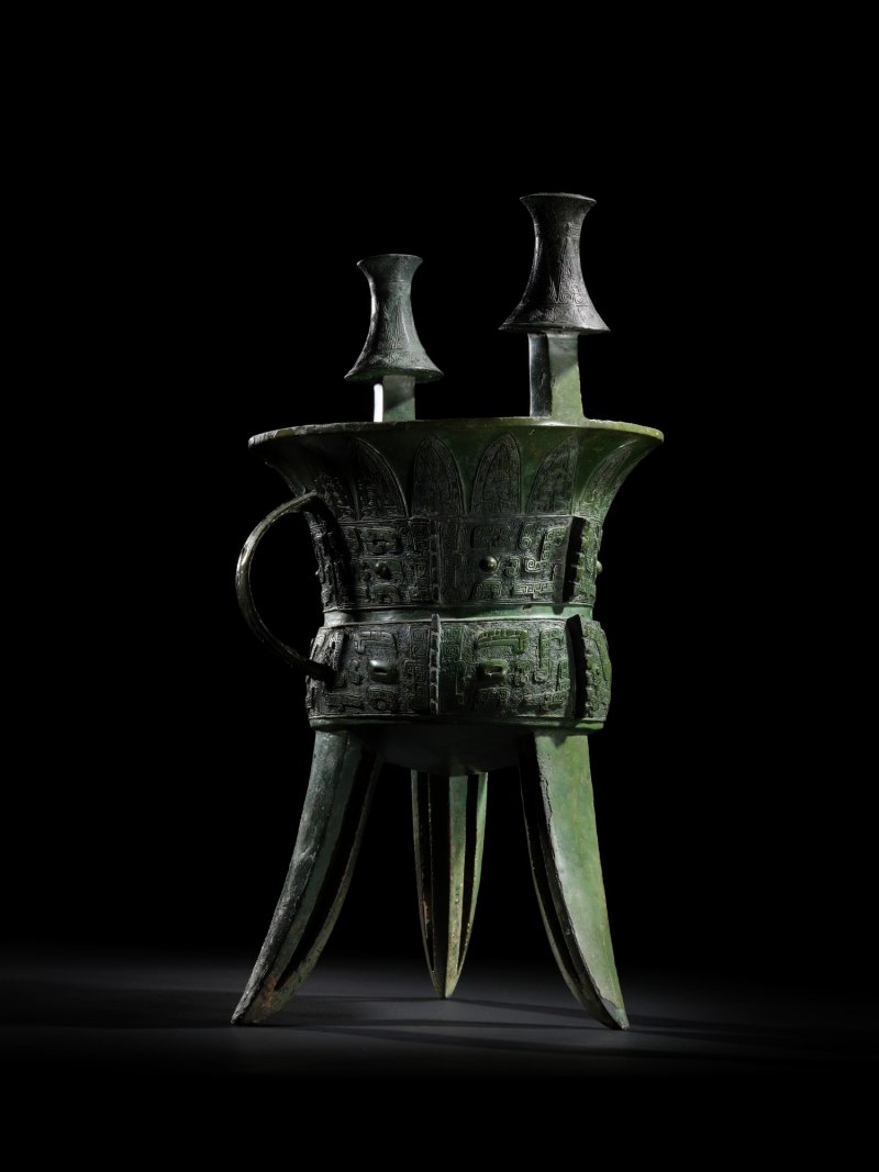 The T.Y. King Jia, a highly important and exceptionally large archaic bronze royal wine vessel, Late Shang dynasty, early Yinxu (Anyang) period, 14th–13th century BC | 商末　安陽殷墟早期　公元前十四至十三世紀　元斝 - 图13