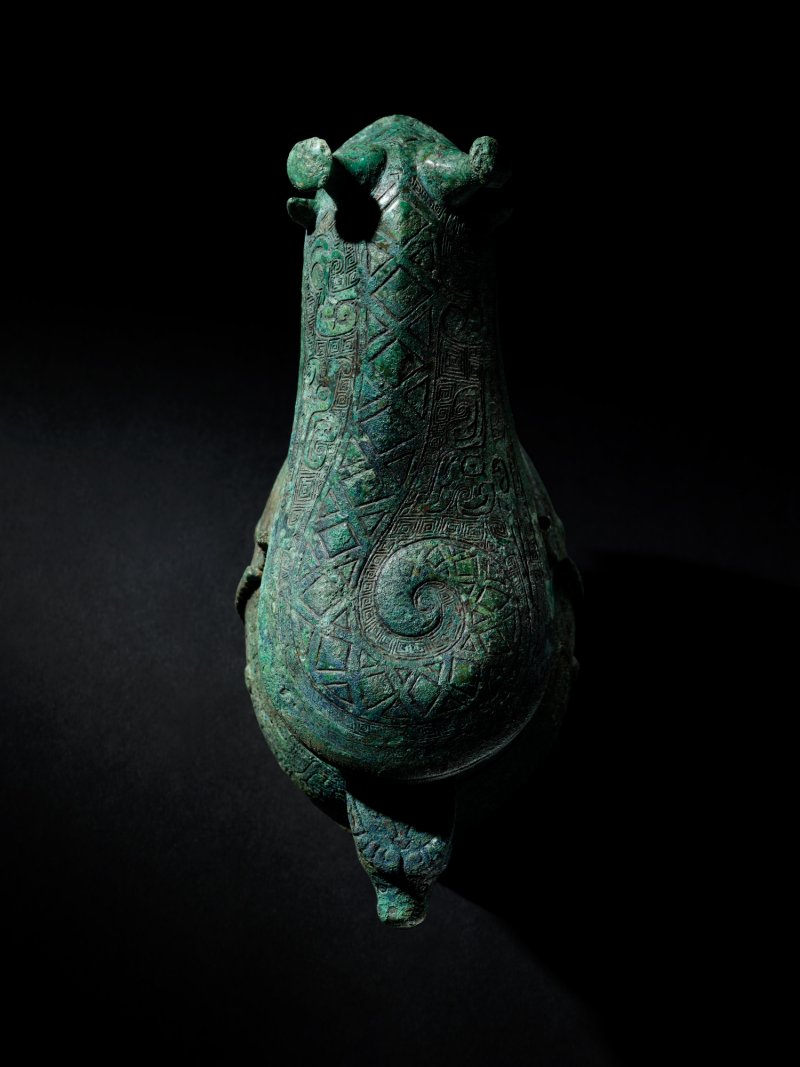 An exceptionally rare and important archaic bronze royal ritual wine vessel and cover, gong, Late Shang dynasty | 商末 青銅獸形觥 - 图6