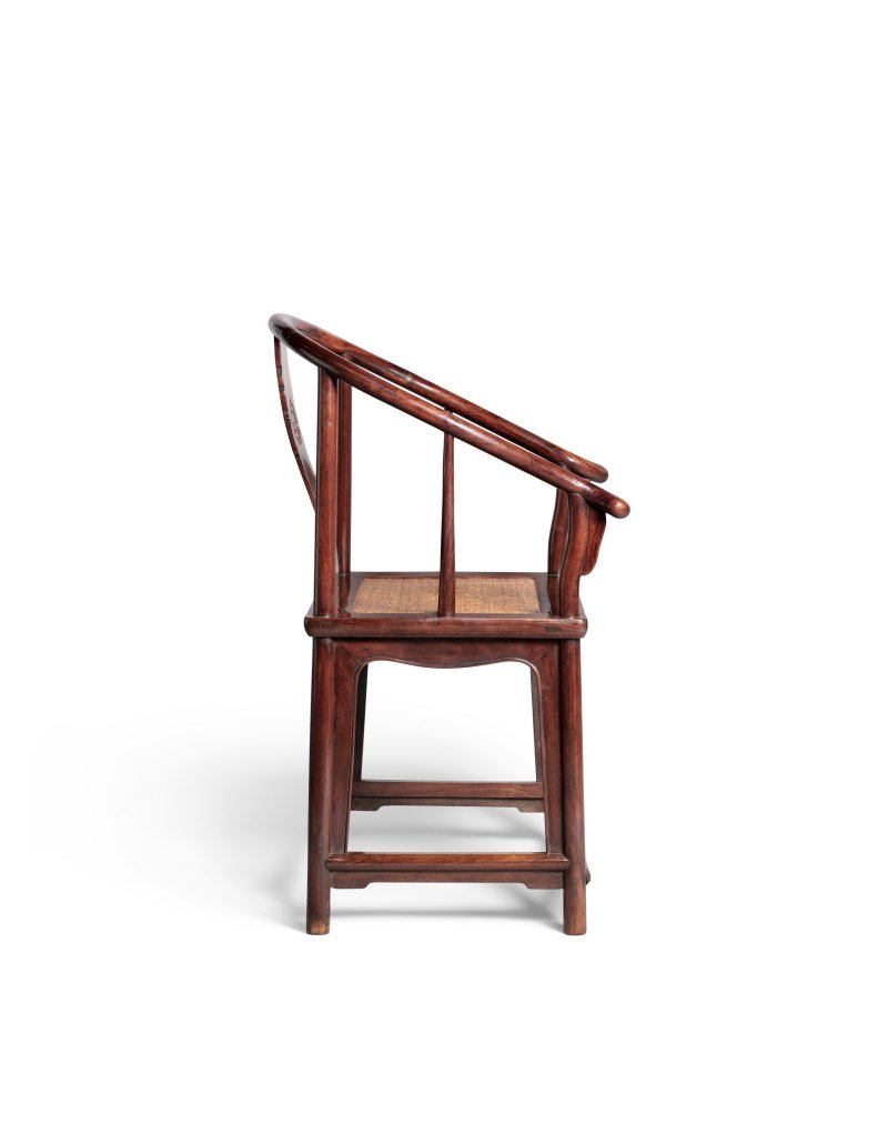 A RARE PAIR OF HUANGHUALI HORSESHOE-BACK ARMCHAIRS  CHINA, 17TH CENTURY - 图4