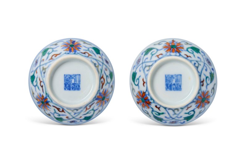 A FINE PAIR OF SMALL DOUCAI 'LOTUS' DISHES  CHINA, QING DYNASTY, QIANLONG SIX-CHARACTER SEAL MARKS IN UNDERGLAZE BLUE AND OF THE PERIOD (1736-1795) - 图2