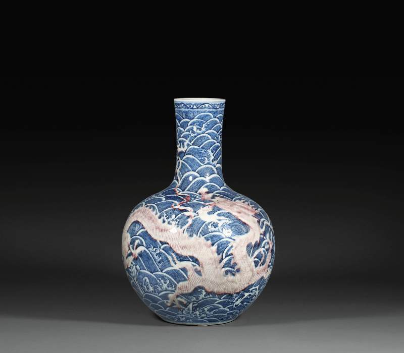 清 青花釉里红海水龙纹天球瓶 - 图1