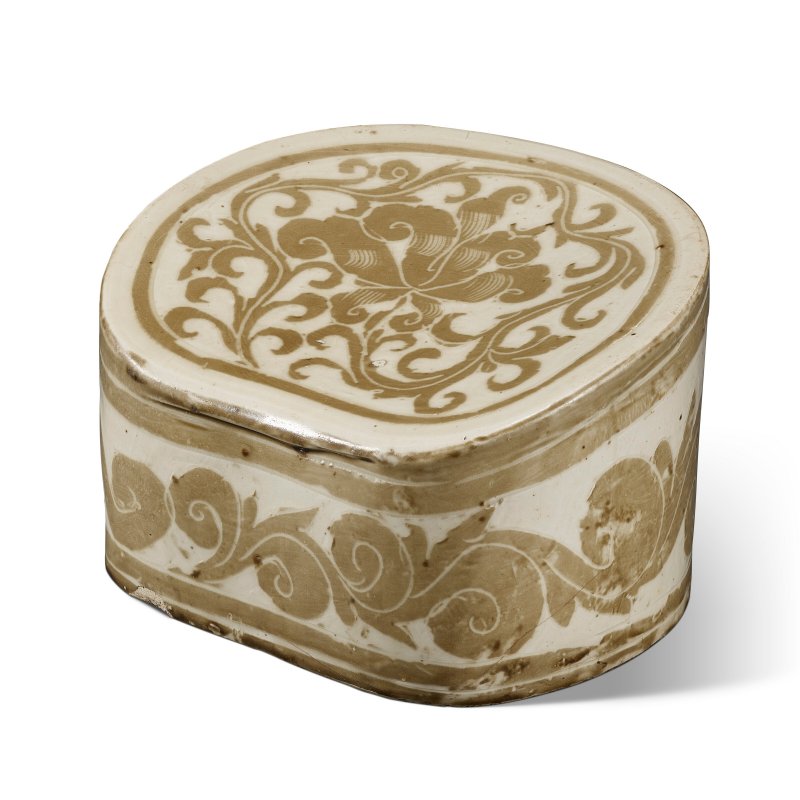 A DING SGRAFFIATO ‘PEONY’ BEAN-SHAPED PILLOW  CHINA, JIN DYNASTY (1115-1234) - 图2