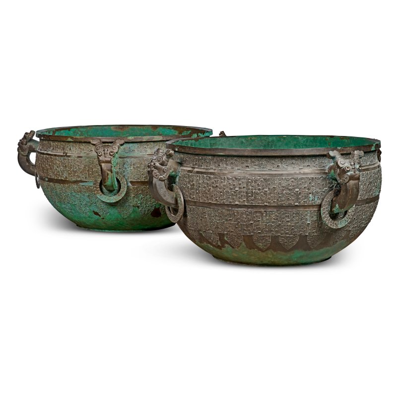 A MAGNIFICENT AND VERY RARE PAIR OF LARGE BRONZE BASINS, JIAN  CHINA, SPRING AND AUTUMN PERIOD, EARLY 5TH CENTURY BC - 图1