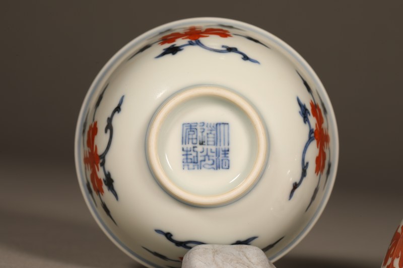 清道光 青花矾红宝相花卉纹小杯 - 图2