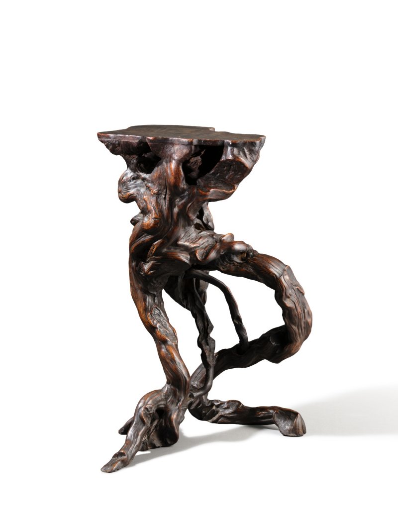 A rootwood incense stand, Qing dynasty | 清　隨形木根花几 - 图1