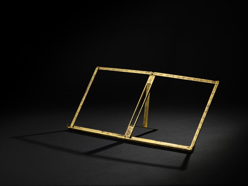 An imperial inscribed gilt-bronze 'dragon' foldable book stand, Signed Yu Minzhong (1714–1779), Qing dynasty, Qianlong period | 清乾隆 鎏金銅雙龍戲珠紋摺疊式帖架 「臣于敏中」印 - 图1