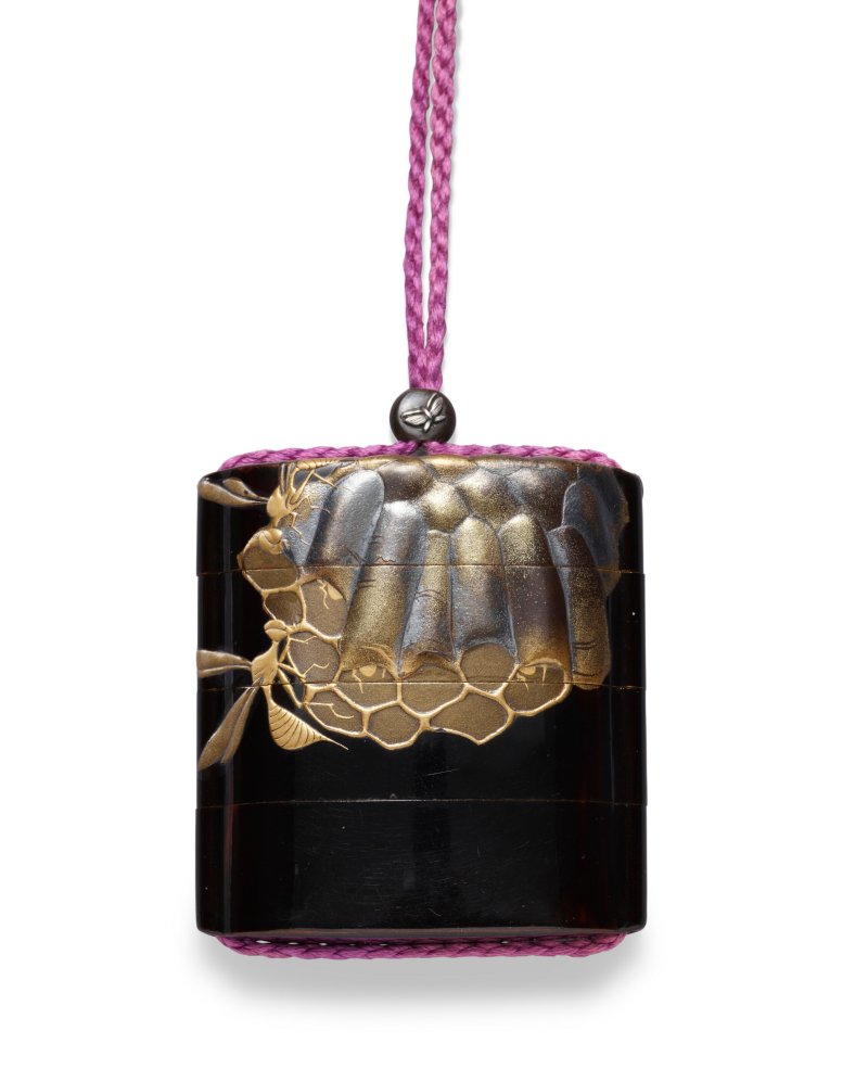 A BLACK LACQUER THREE-CASE INRO  JAPAN, MEIJI PERIOD (LATE 19TH-EARLY 20TH CENTURY), SIGNED REISAI UTSUSU (SHIBATA REISAI;1850-1915) - 图3