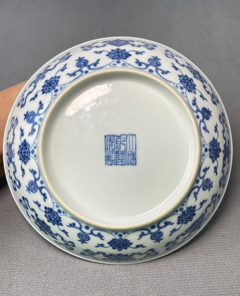 清乾隆 青花缠枝莲托八宝纹盘 - 图16