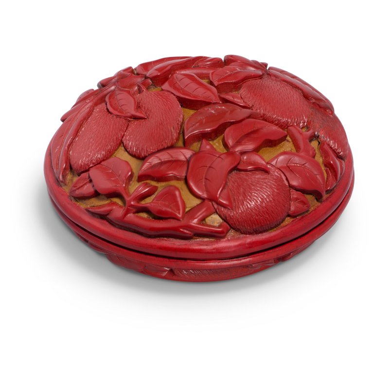 A SMALL TWO-COLOUR LACQUER 'LYCHEE' ROUND BOX AND COVER  CHINA, MING DYNASTY, 15TH-16TH CENTURY - 图1