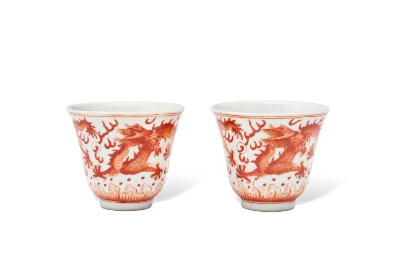 A PAIR OF IRON-RED-DECORATED 'DRAGON' CUPS  CHINA, QING DYNASTY, GUANGXU SIX-CHARACTER MARKS IN IRON-RED AND OF THE PERIOD (1875-1908) - 图2