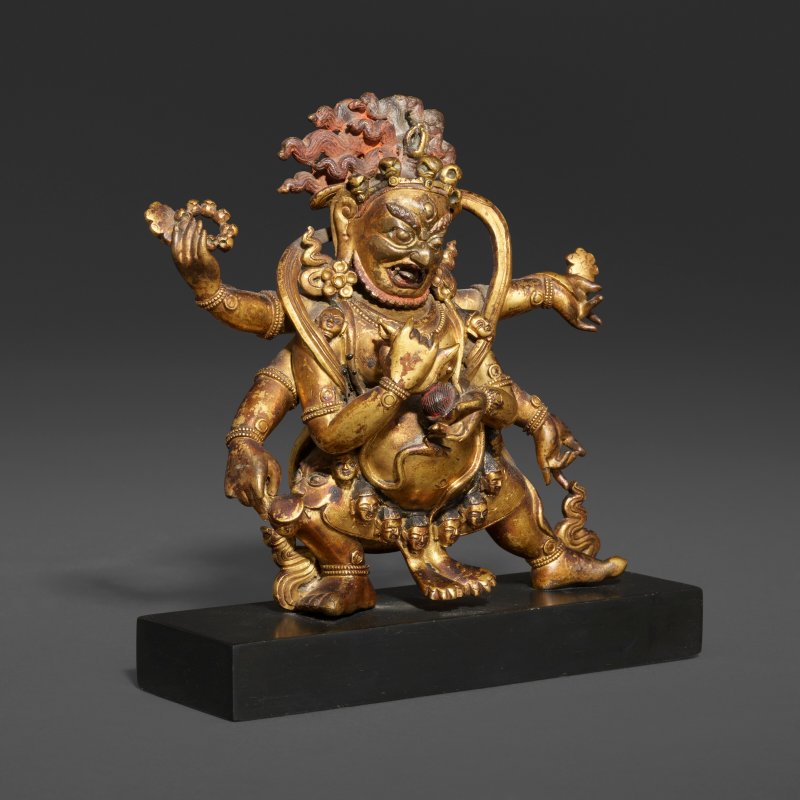 A GILT BRONZE FIGURE OF SHADBHUJA MAHAKALA  TIBET, 18TH CENTURY - 图2