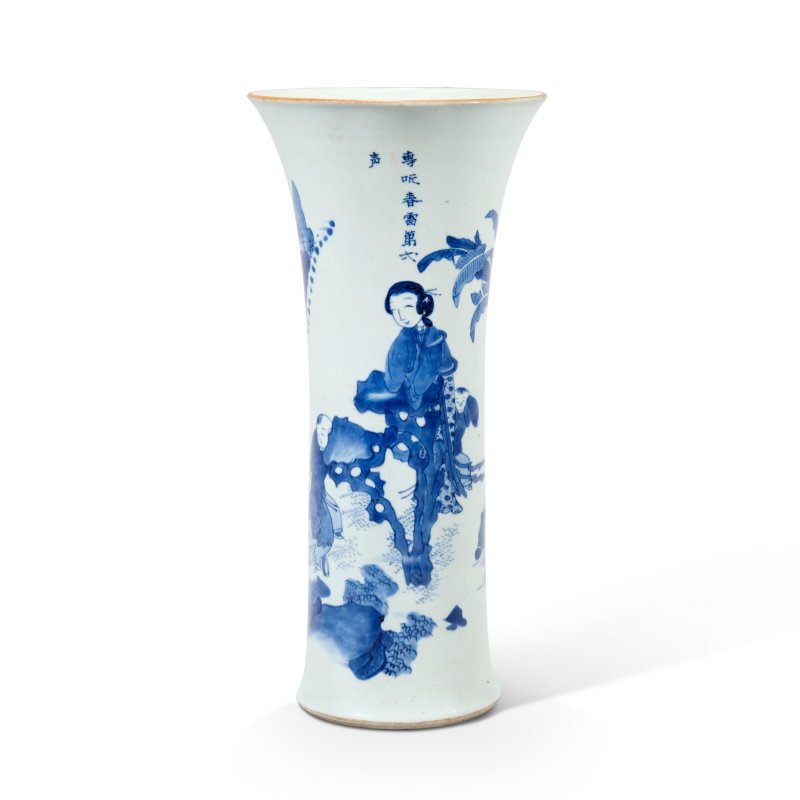 十七世紀 青花庭院侍女戲嬰圖詩文花觚  CHINA, 17TH CENTURY