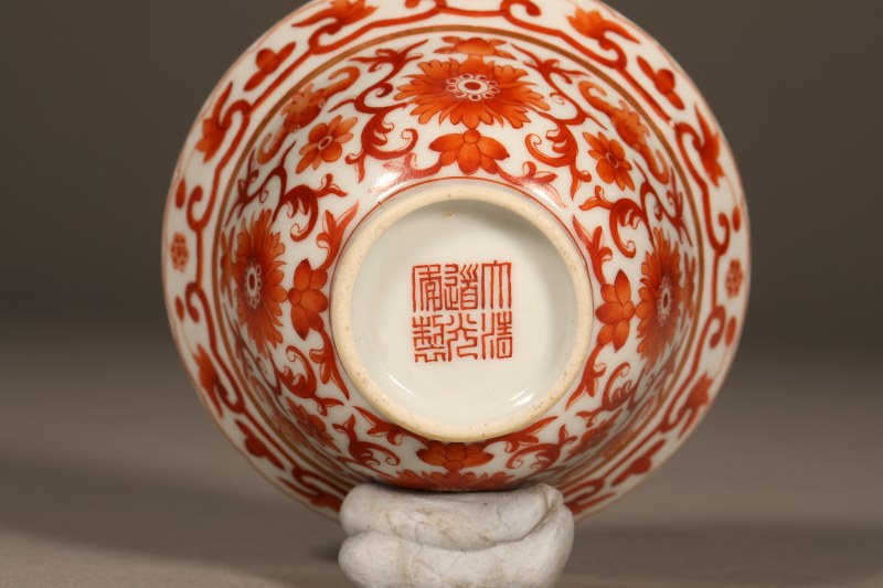 清道光 矾红描金缠枝莲折沿花口茶圆 - 图3