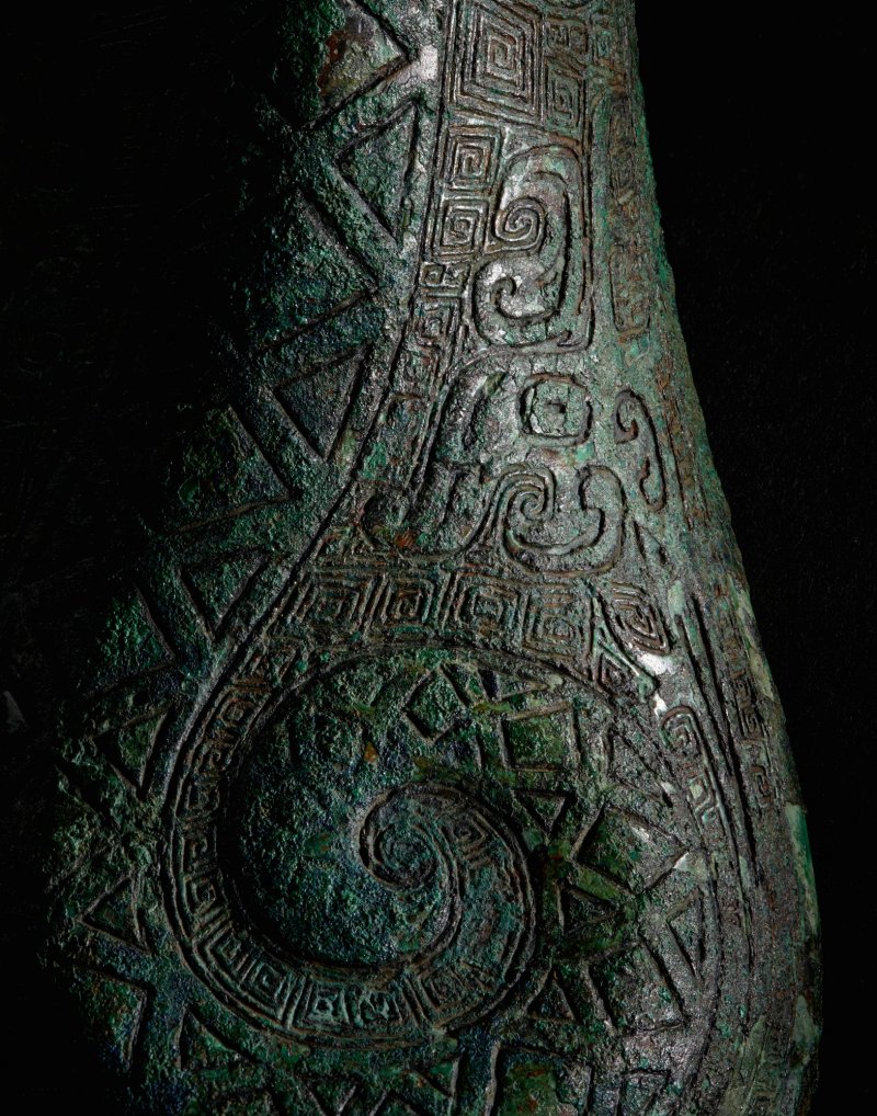 An exceptionally rare and important archaic bronze royal ritual wine vessel and cover, gong, Late Shang dynasty | 商末 青銅獸形觥 - 图7