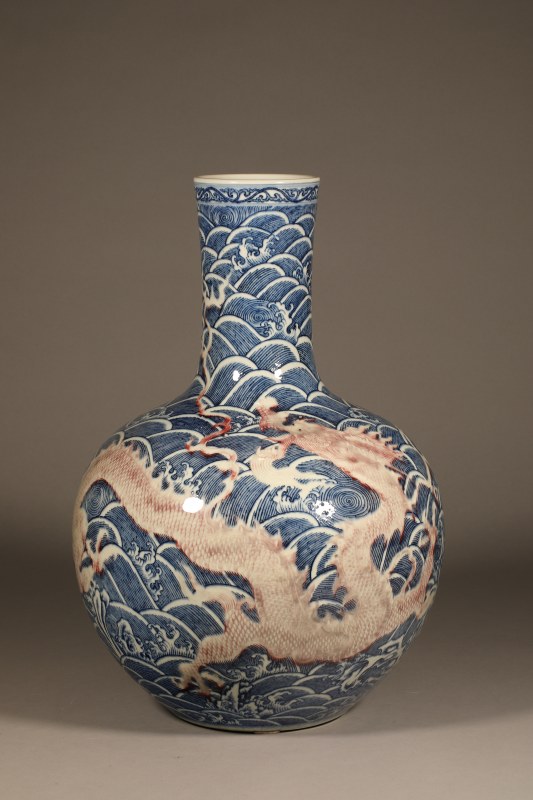 清 青花釉里红海水龙纹天球瓶 - 图2
