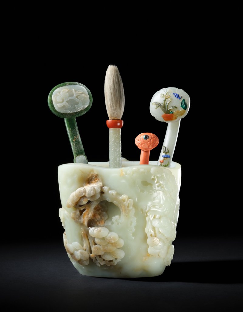An exceptional imperial white and russet jade brushpot with accessories, Qing dynasty, Qianlong period | 清乾隆　白玉巧作松柏延年筆筒　內置　白玉嵌寳如意、碧玉戧金嵌白玉如意、珊瑚福壽如意、白玉雲龍紋筆 - 图1
