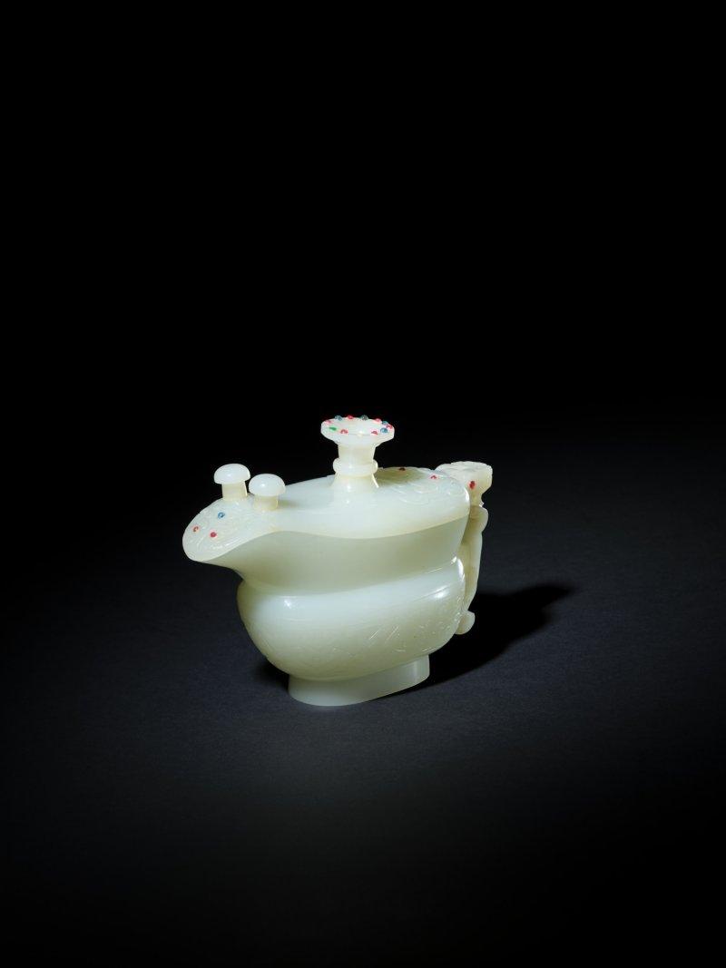A rare imperially inscribed celadon jade archaistic vessel and cover, yi, Fanggu mark and period of Qianlong, dated to the bingshen year (1776) | 清乾隆丙申年（1776年）　御製御題詩青白玉夔匜 《大清乾隆仿古》款 - 图3
