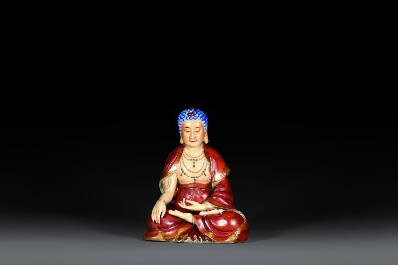 清 矾红描金瓷塑释迦摩尼座像 - 图1