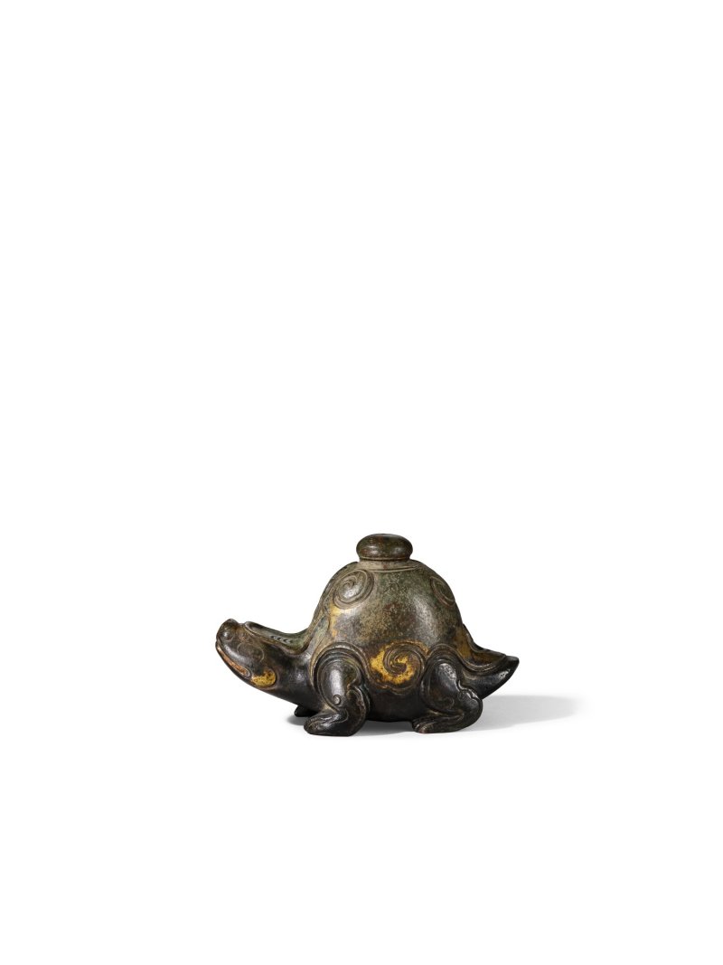 A parcel-gilt bronze ‘tortoise’ waterdropper, Song – Ming dynasty | 宋至明　鎏金銅龜形水注 - 图1