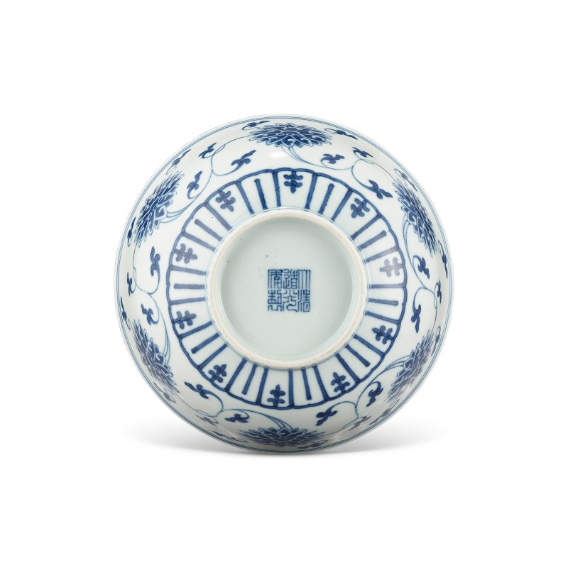 清道光 青花蓮紋盌 六字篆書款  DAOGUANG SIX-CHARACTER SEAL MARK IN UNDERGLAZE BLUE AND OF THE PERIOD (1821-1850) - 图4