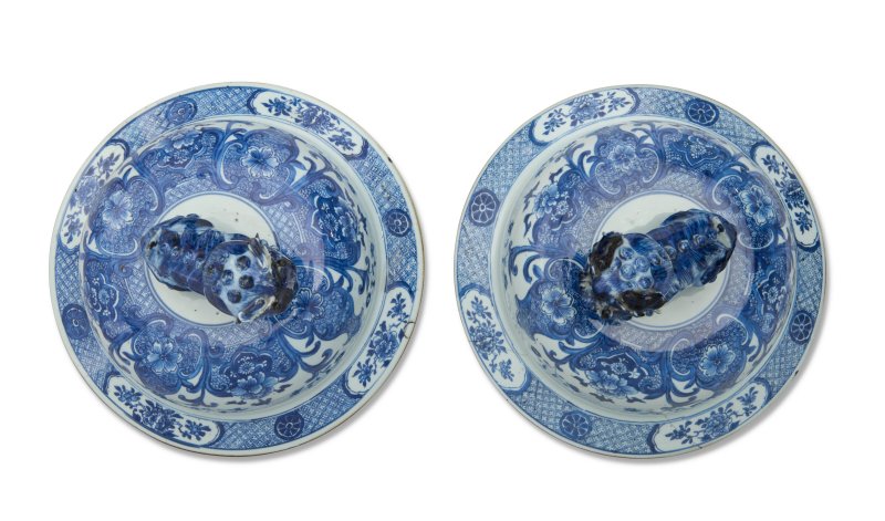 A PAIR OF CHINESE EXPORT BLUE AND WHITE 'SOLDIER' VASES AND COVERS  CHINA, QING DYNASTY, 18TH CENTURY - 图7