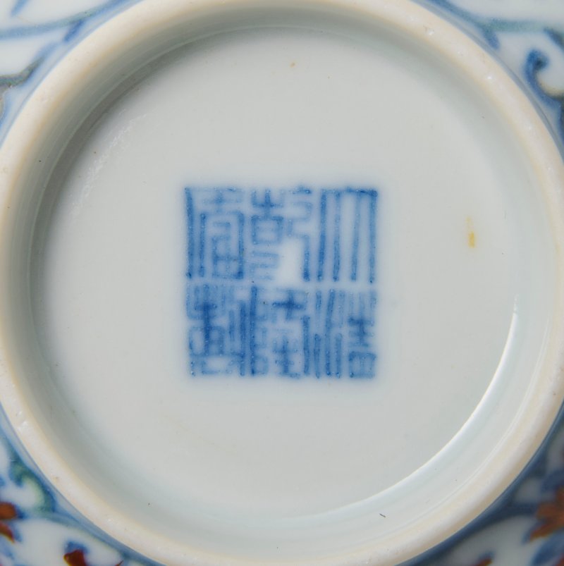 A FINE PAIR OF SMALL DOUCAI 'LOTUS' DISHES  CHINA, QING DYNASTY, QIANLONG SIX-CHARACTER SEAL MARKS IN UNDERGLAZE BLUE AND OF THE PERIOD (1736-1795) - 图3