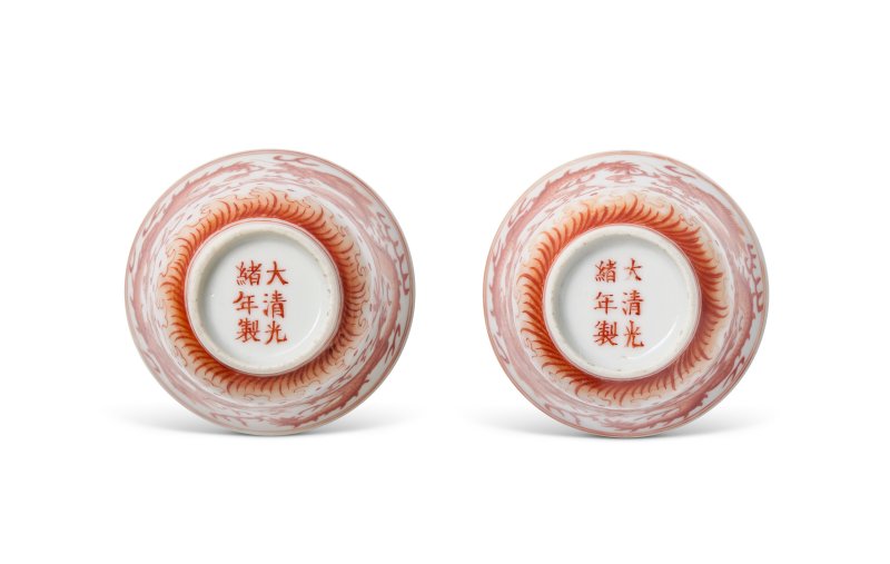 A PAIR OF IRON-RED-DECORATED 'DRAGON' CUPS  CHINA, QING DYNASTY, GUANGXU SIX-CHARACTER MARKS IN IRON-RED AND OF THE PERIOD (1875-1908) - 图3