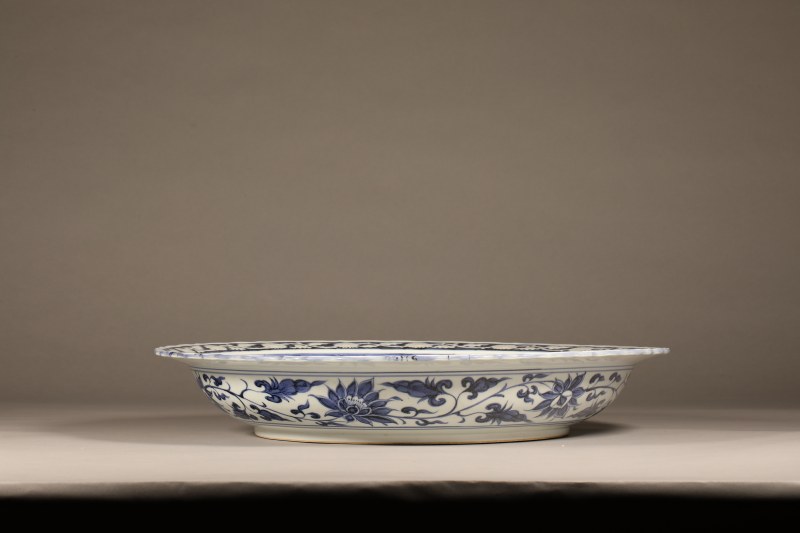 青花留白麒麟花口大盘 - 图2