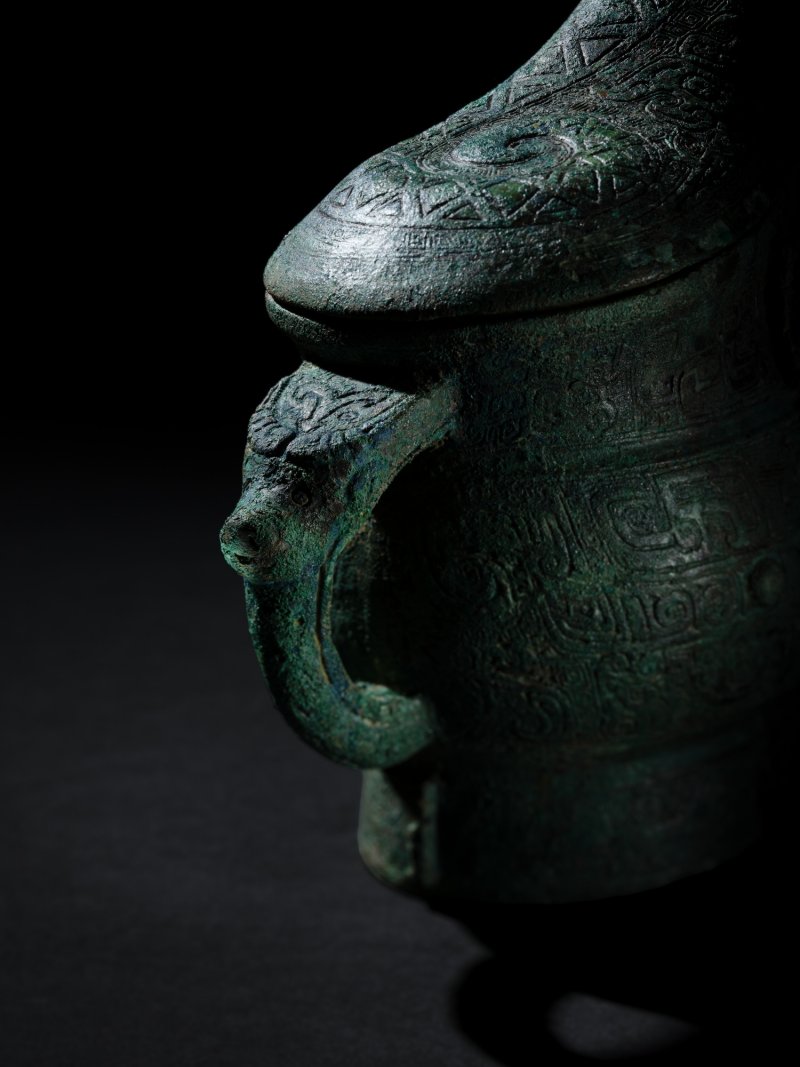 An exceptionally rare and important archaic bronze royal ritual wine vessel and cover, gong, Late Shang dynasty | 商末 青銅獸形觥 - 图8