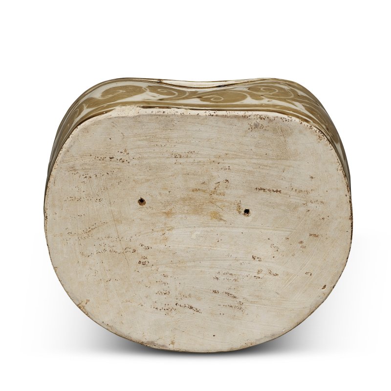 A DING SGRAFFIATO ‘PEONY’ BEAN-SHAPED PILLOW  CHINA, JIN DYNASTY (1115-1234) - 图3