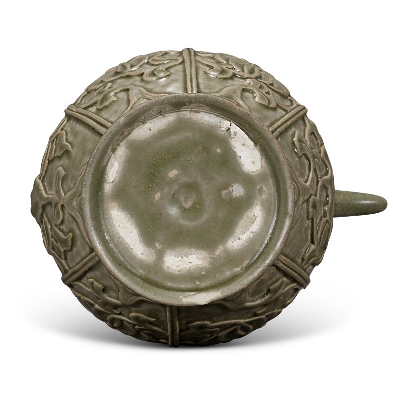 A RARE YUE CELADON CARVED AND MOULDED 'PEONY' EWER  CHINA, NORTHERN SONG DYNASTY (960-1127) - 图2