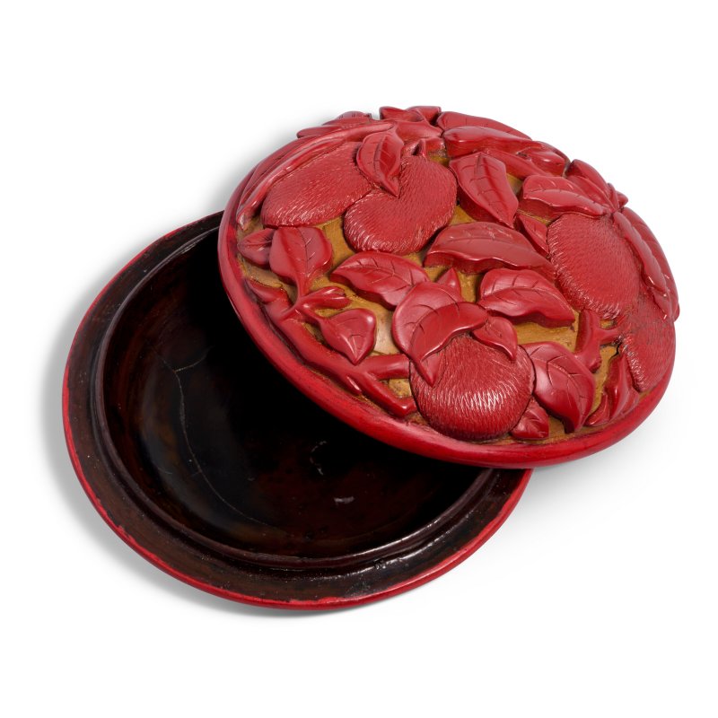 A SMALL TWO-COLOUR LACQUER 'LYCHEE' ROUND BOX AND COVER  CHINA, MING DYNASTY, 15TH-16TH CENTURY - 图2