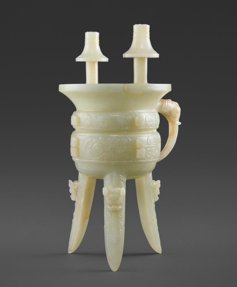 AN ARCHAISTIC PALE CELADON JADE TRIPOD VESSEL, JIA  CHINA, QING DYNASTY, 18TH-19TH CENTURY - 图2