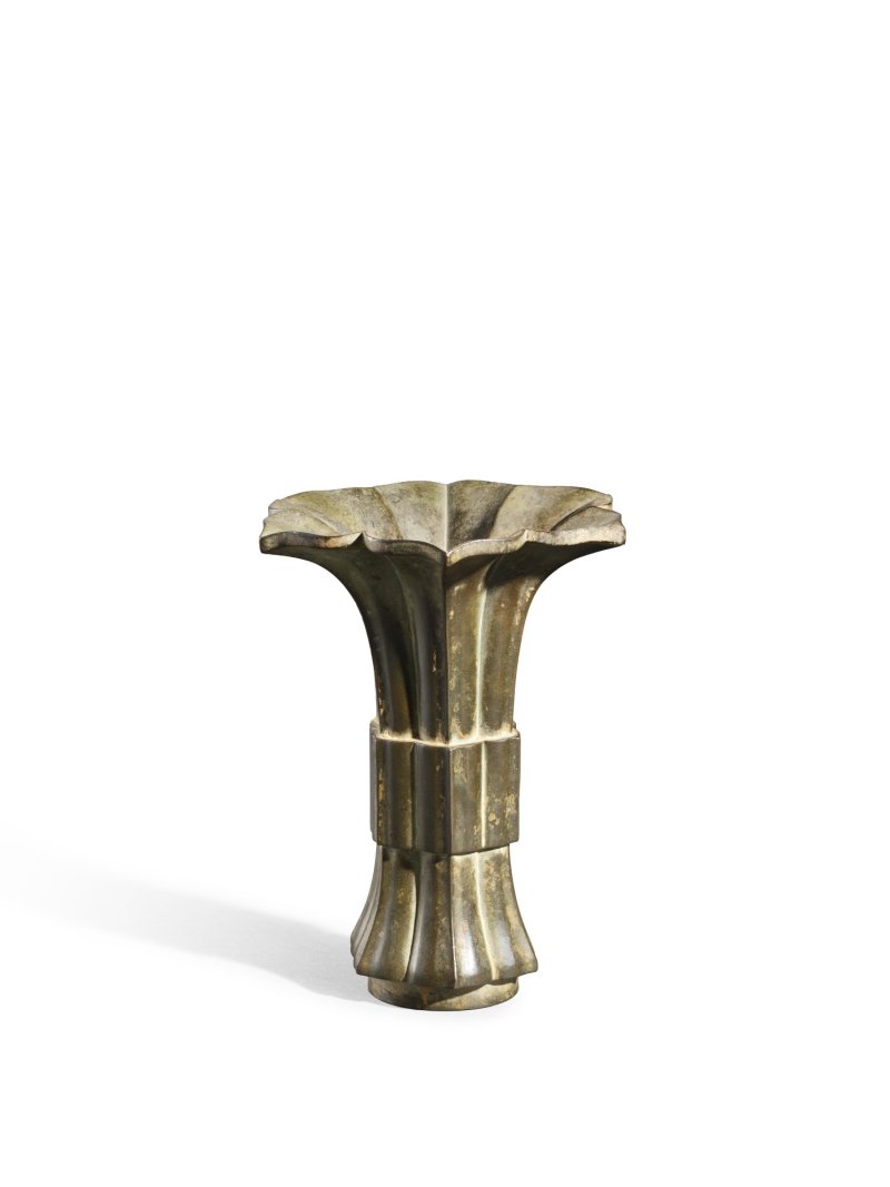 A foliate bronze ‘mallow’ gu vase, Qing dynasty, Feiyunge (‘Pavilion of Soaring Clouds’) mark | 清　銅葵口花觚　《飛雲閣》 款 - 图1