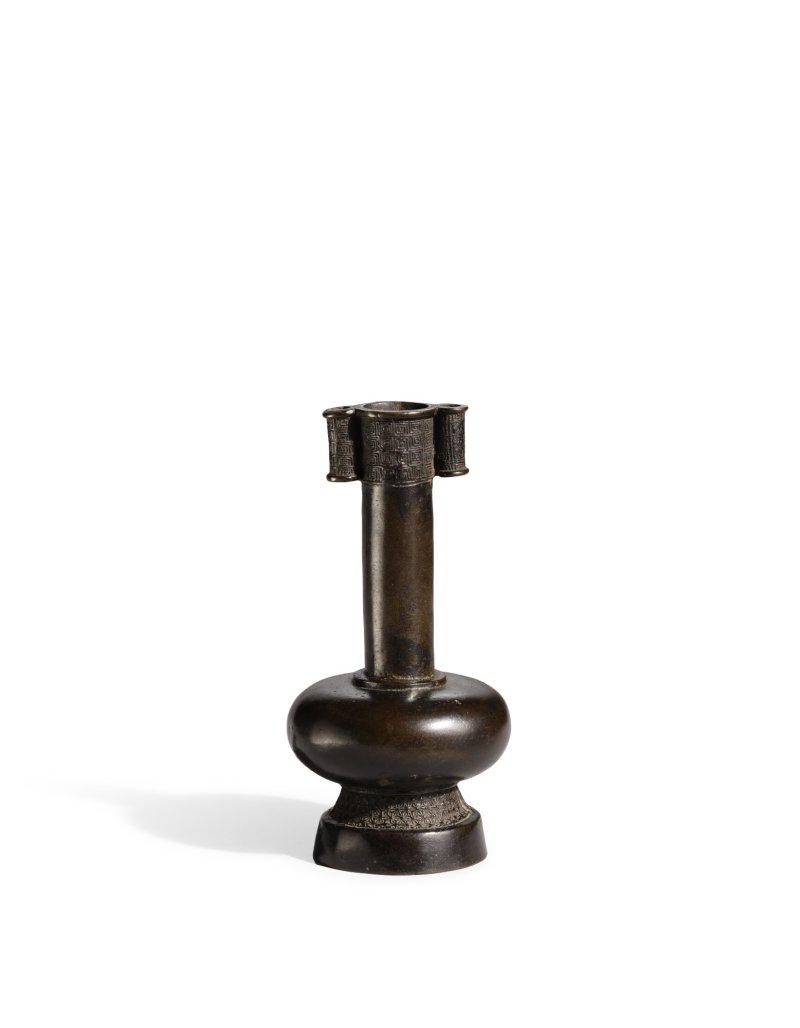A bronze arrow vase, Ming dynasty | 明　銅錦地紋投壺 - 图1