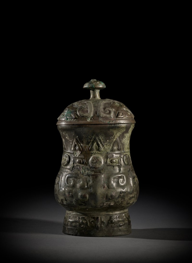 The Ding Mu Zhi, An extremely rare imperially documented archaic bronze royal ritual wine vessel and cover, Late Shang – Early Western Zhou dynasty | 商末周初 清乾隆御藏丁母觶 - 图1