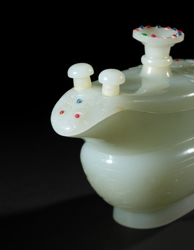 A rare imperially inscribed celadon jade archaistic vessel and cover, yi, Fanggu mark and period of Qianlong, dated to the bingshen year (1776) | 清乾隆丙申年（1776年）　御製御題詩青白玉夔匜 《大清乾隆仿古》款 - 图4