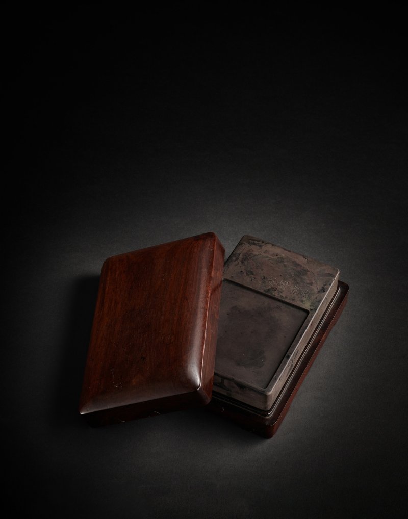 An inscribed 'Fengyun Biantai' Duan Inkstone, Qing dynasty, signed Yang Xie (1781–1850) | 清　楊澥製　琴舫上款　隸書「風雲變態」端硯 - 图9