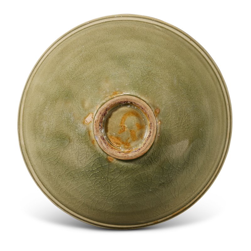 A YAOZHOU CARVED CELADON 'CHRYSANTHEMUM' BOWL  CHINA, JIN DYNASTY (1115-1234) - 图2
