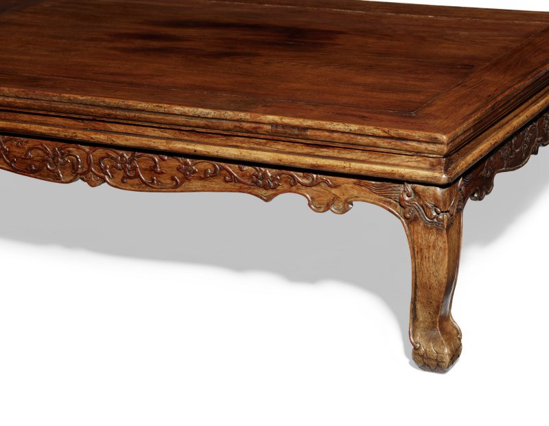 A RARE LARGE HUANGHUALI KANG TABLE  CHINA, 17TH CENTURY - 图4